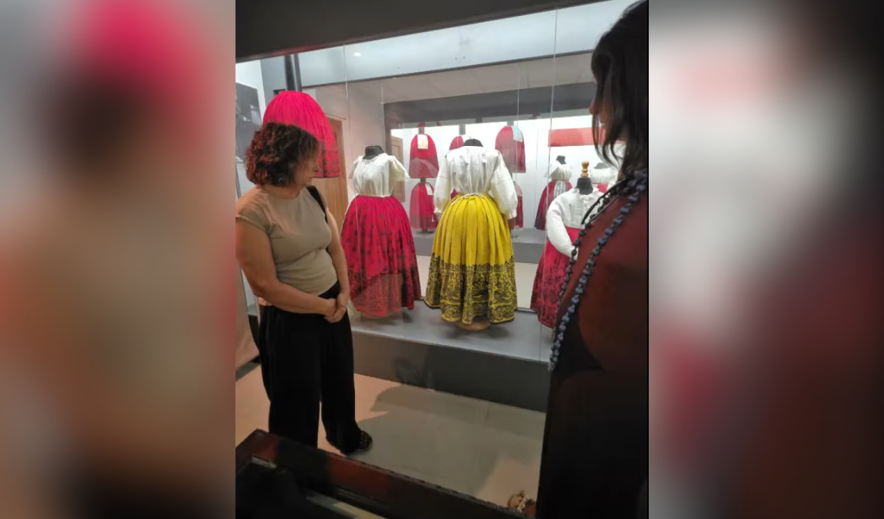Visitantes observan uno de los expositores./ Paco Climent