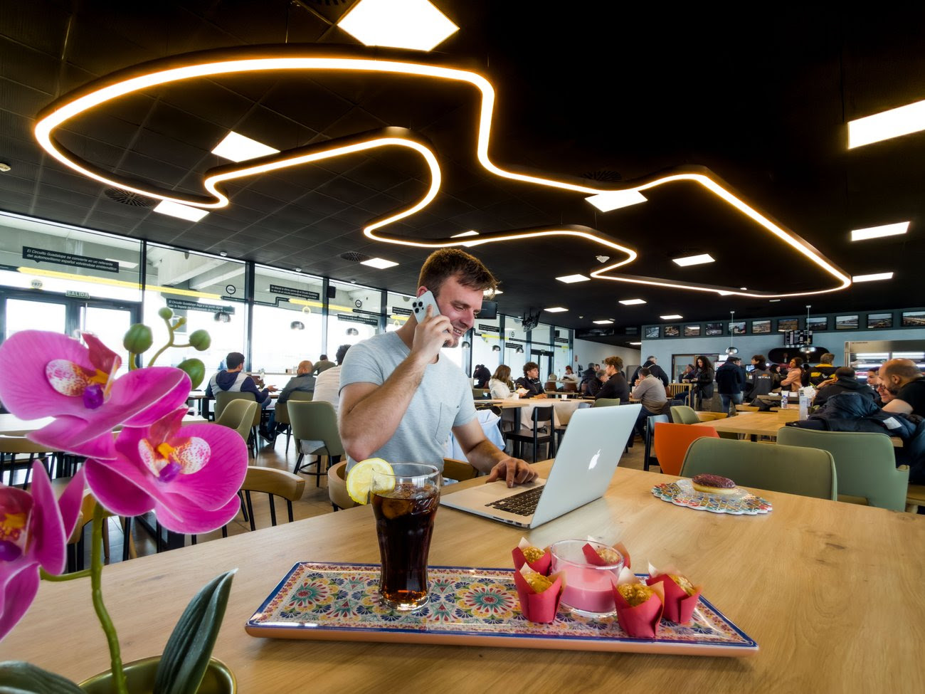 Imagen de la nueva luminaria del restaurante de MotorLand Aragón.