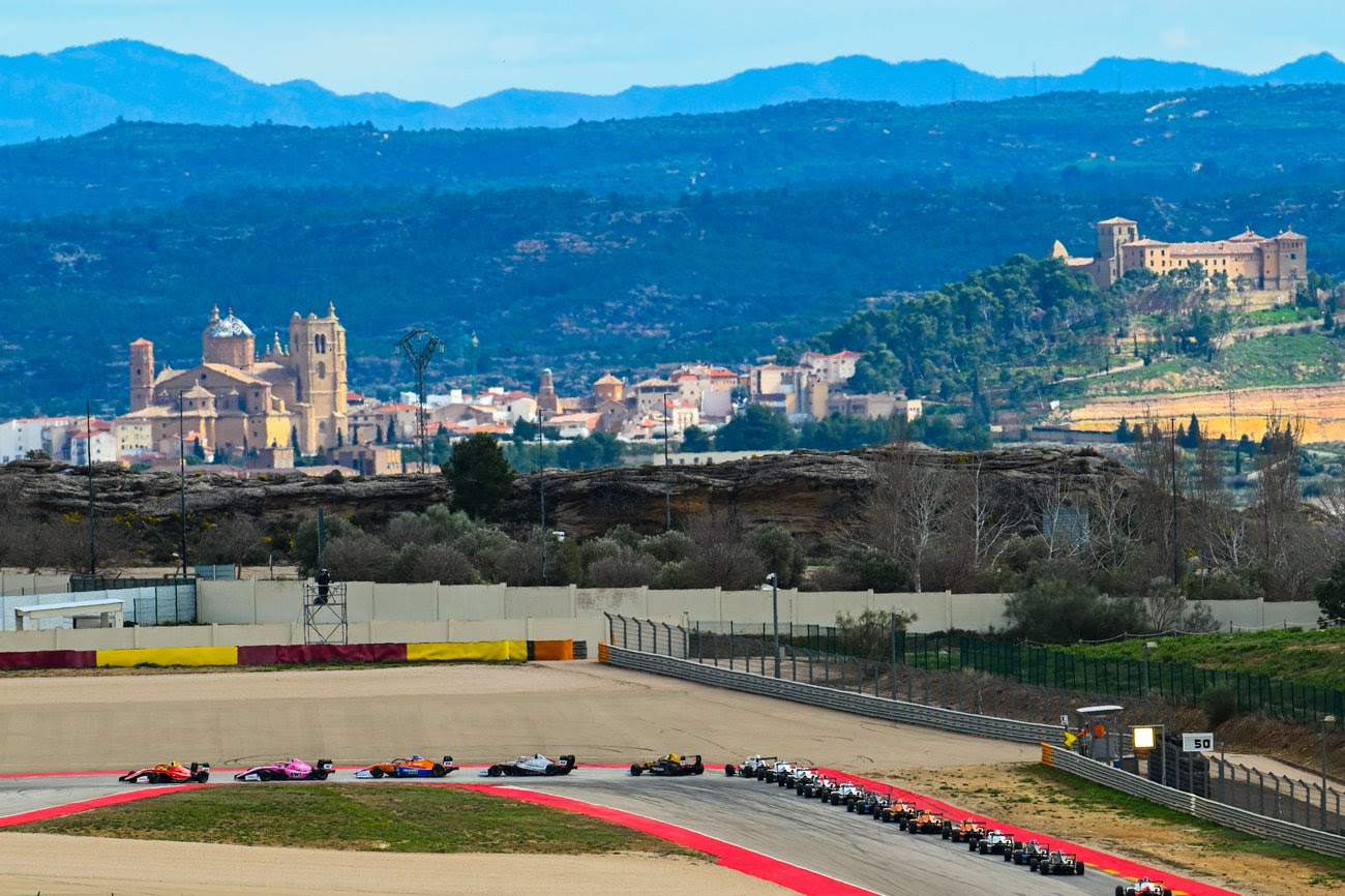 Eurocup 3 en MotorLand Aragón con la ciudad de Alcañiz de fondo.