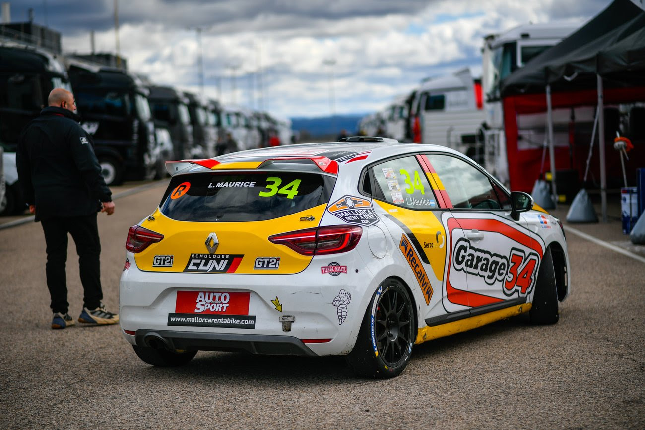 Paddock con carpas de equipos en MotorLand Aragón