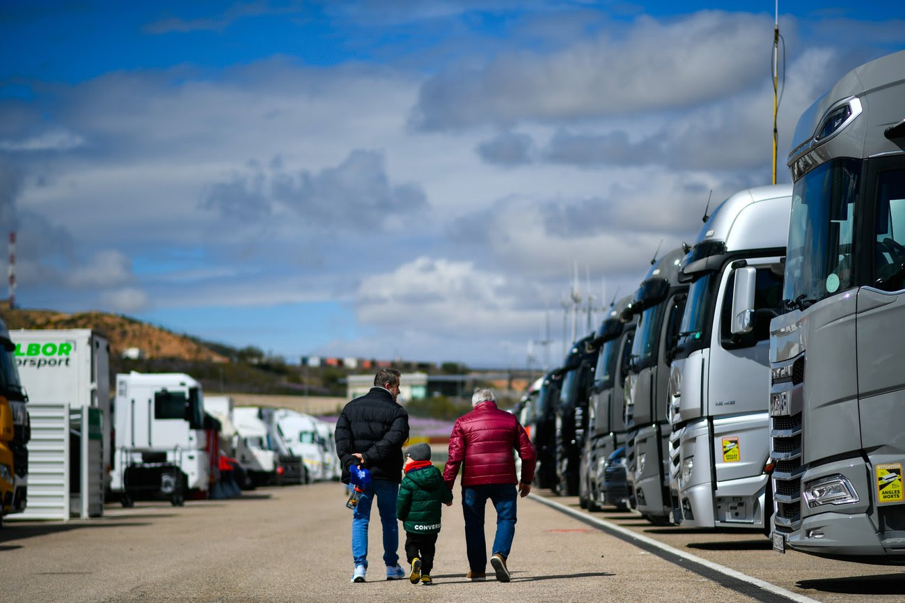 Una familia disfruta en el paddock con carpas de equipos en MotorLand Aragón