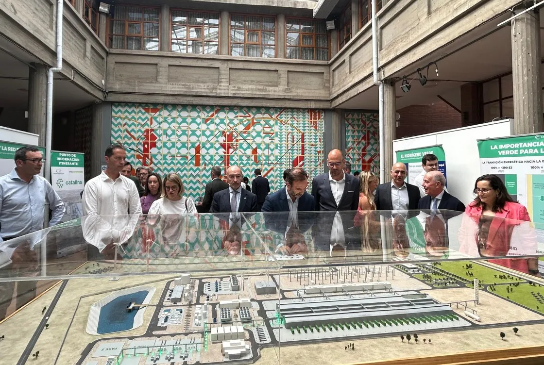 Visualización de la maqueta del proyecto Catalina, en la casa de la Cultura Eloy Fernández Clemente./ P.A. Diario de Teruel