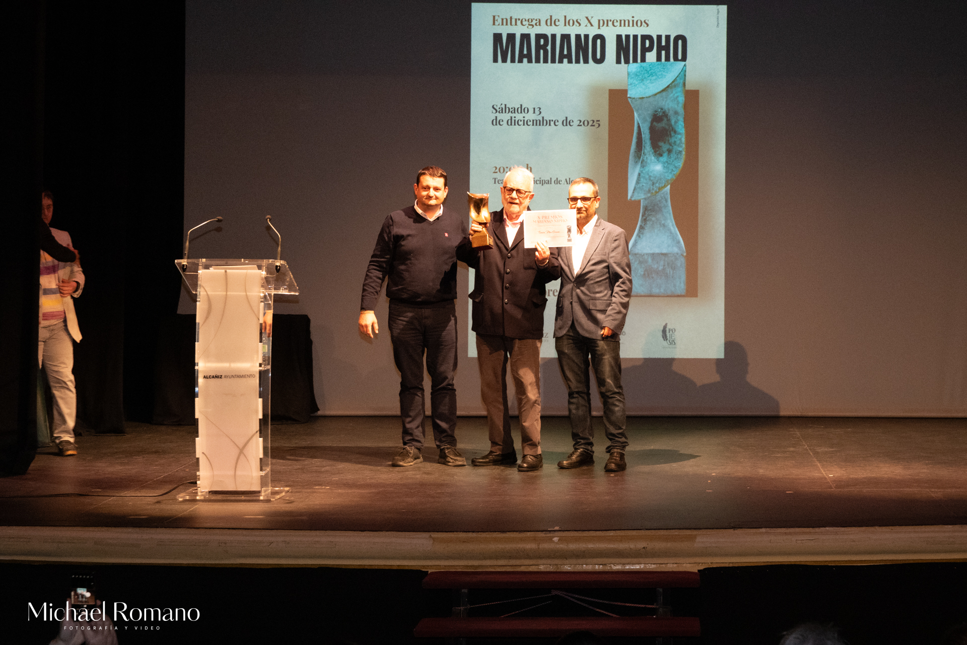 Ramón Mur recogió su galardón entre Estevan y Andreu./ Michael Romano