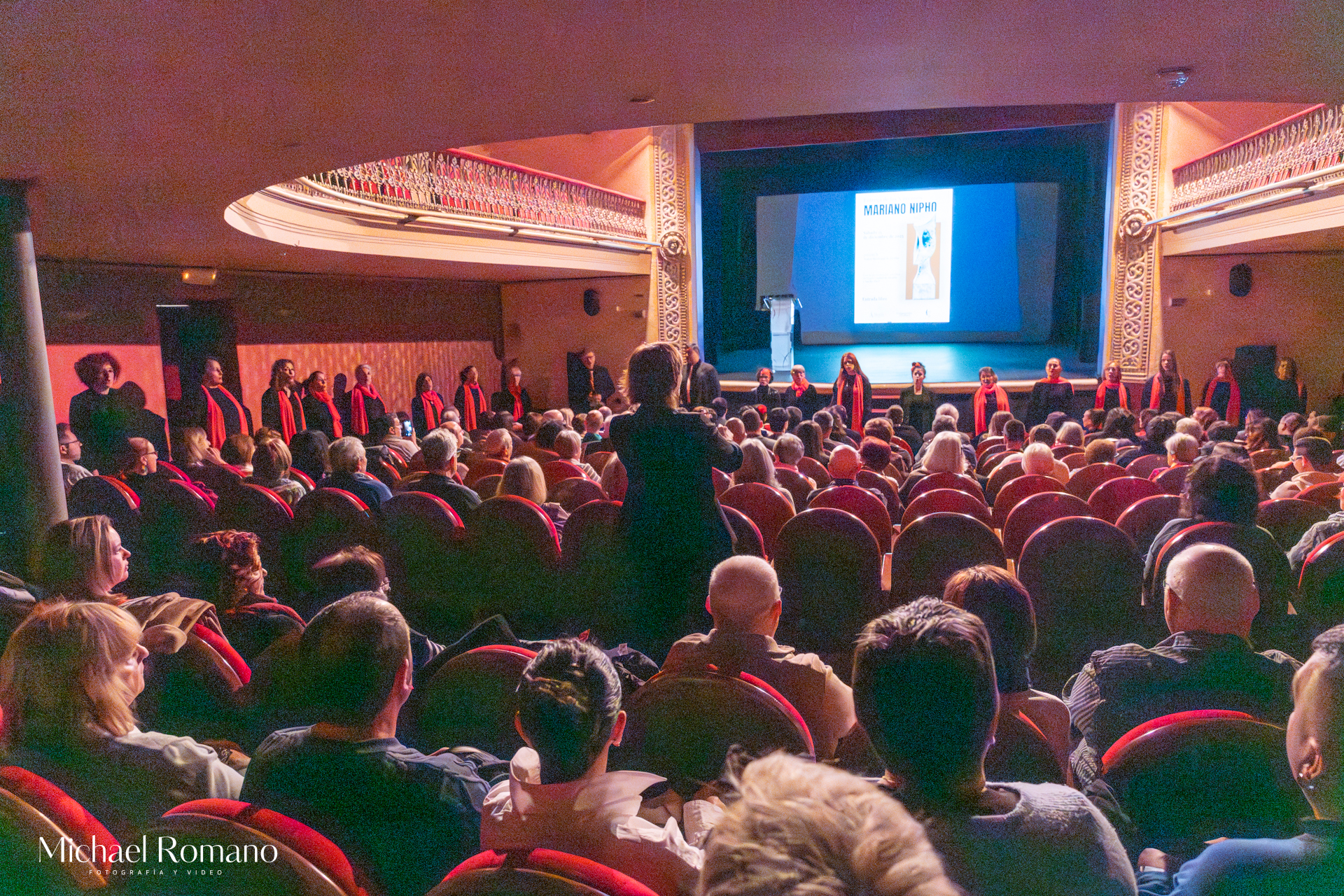 El Coro Ciudad de Alcañiz inició el acto interpretando una pieza titulada Cantares con música de Joan Manuel Serrat y arreglo Coral de Liliana Cangiano./ Michael Romano