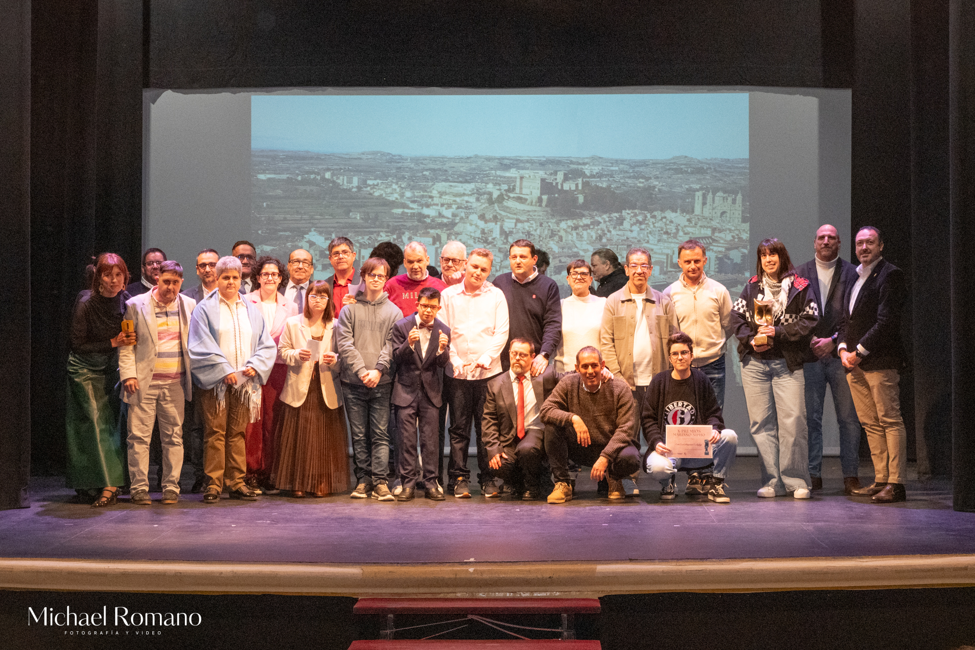 Alumnos de la Asociación Las Cañas junto a autoridades y premiados./ Michael Romano