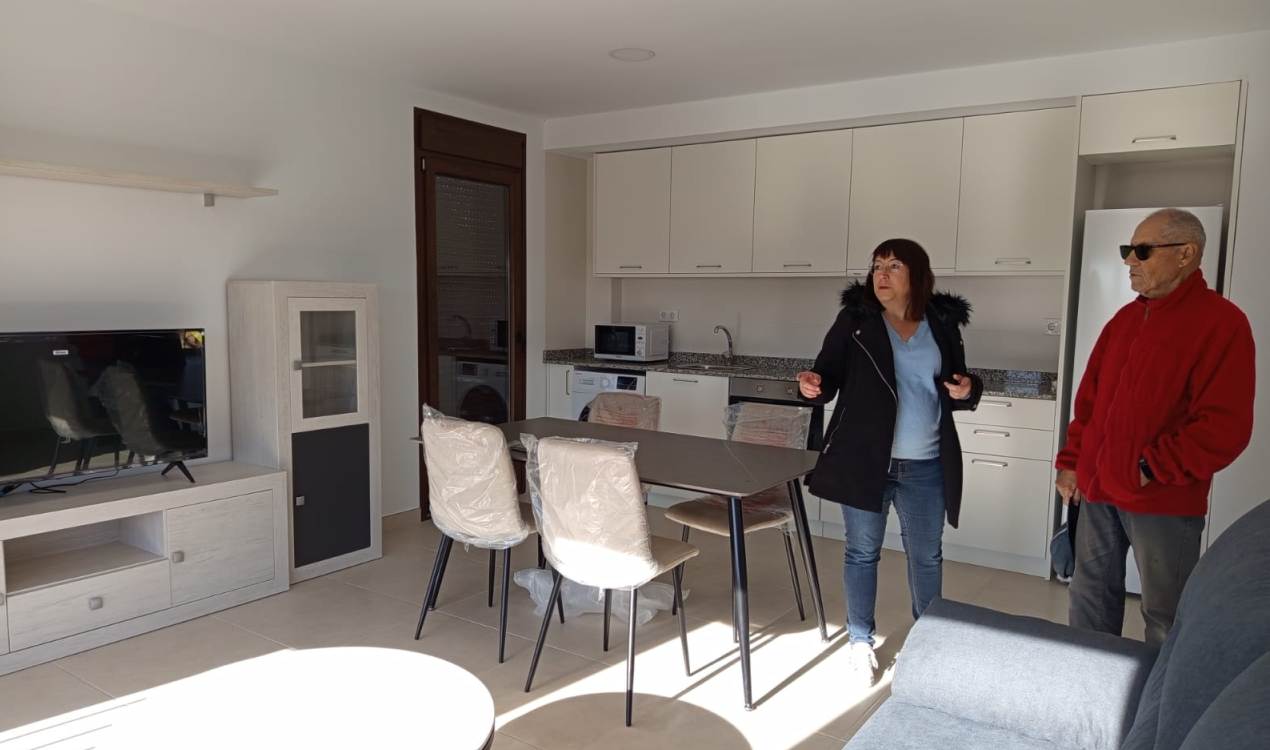 Susana Traver y Miguel Andreu en las nuevas viviendas de alquiler social de Valjunquera.