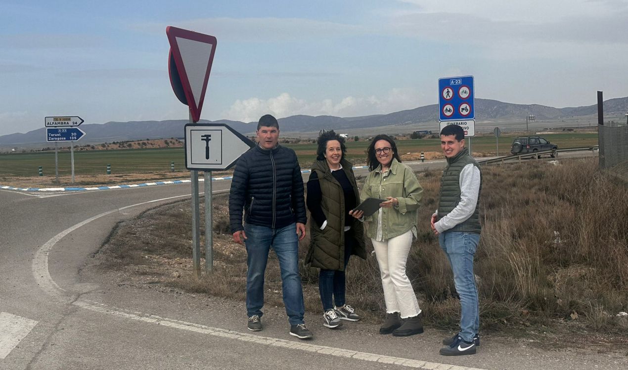 Raquel Clemente (2ª por la dcha.), con otros cargos del PP, en un enlace a la autovía A-23./ PP Teruel