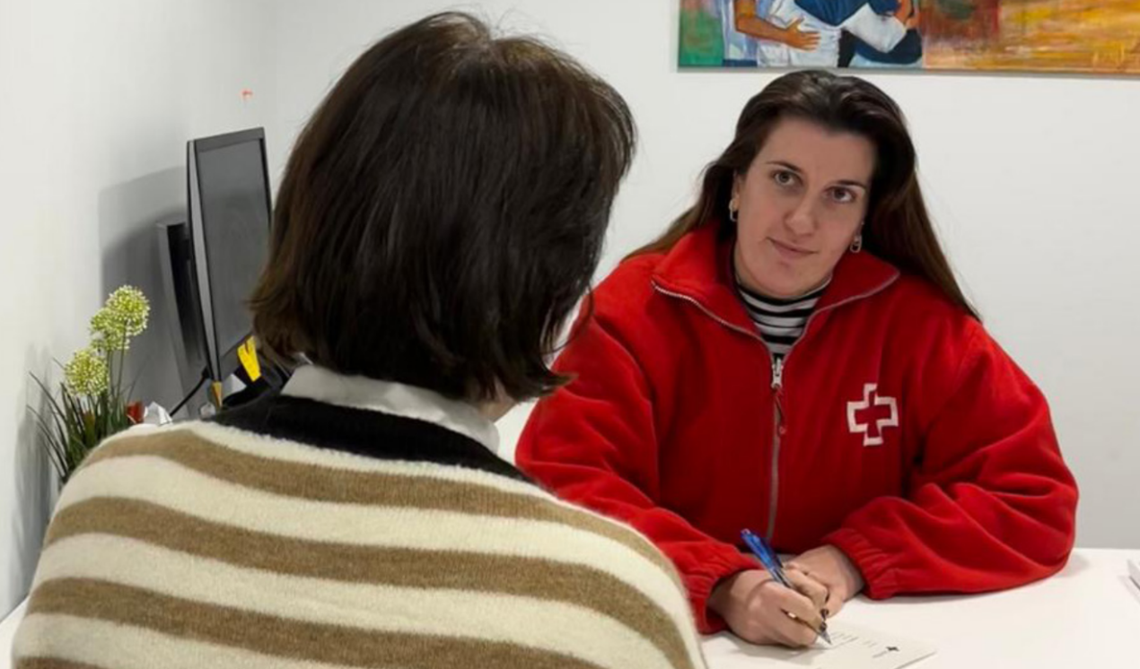 Elisa Gargallo atiende a una usuaria en la sede de Cruz Roja Bajo Aragón de Alcañiz./ E.G.