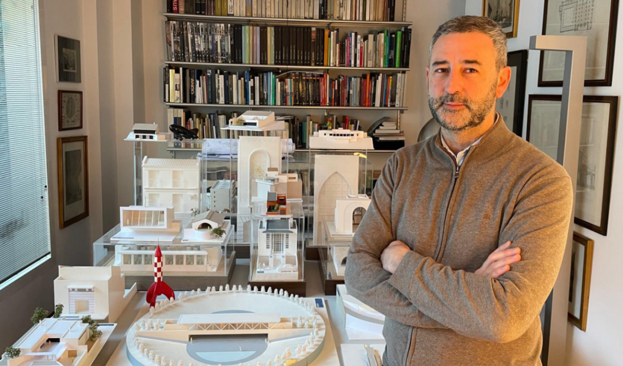 Juan A. Laguéns en su estudio de arquitectura./ CyC