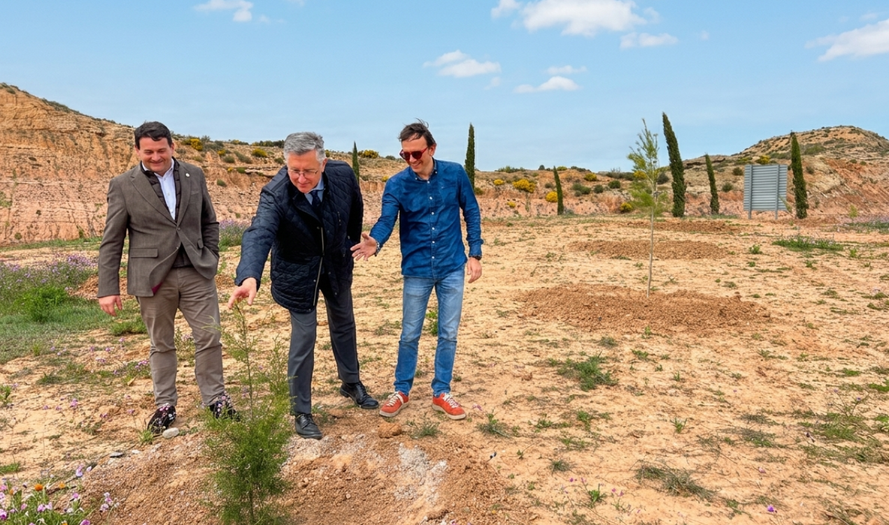 De izquierda a derecha: Miguel Ángel Estevan, alcalde de Alcañiz; Manuel Blasco, presidente de MotorLand Aragón, y Jorge Panadés, director gerente del trazado aragonés en una de las intervenciones./ Motorland