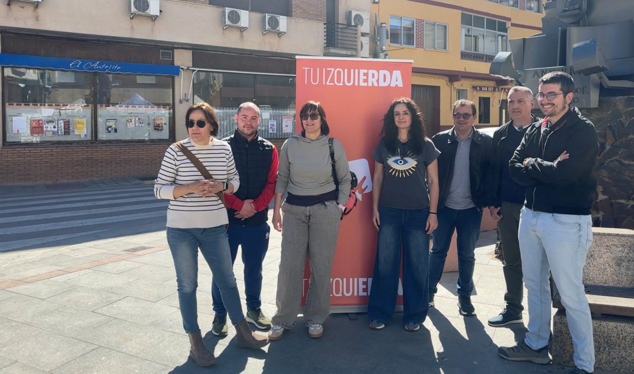 Marta Abengochea junto a representantes de IU en la plaza del Regallo de Andorra./ IU Aragón