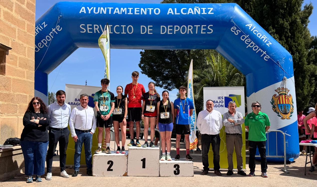 Ganadores del Trail Las Ermitas 2026 junto a autoridades./ Ayto. Alcañiz