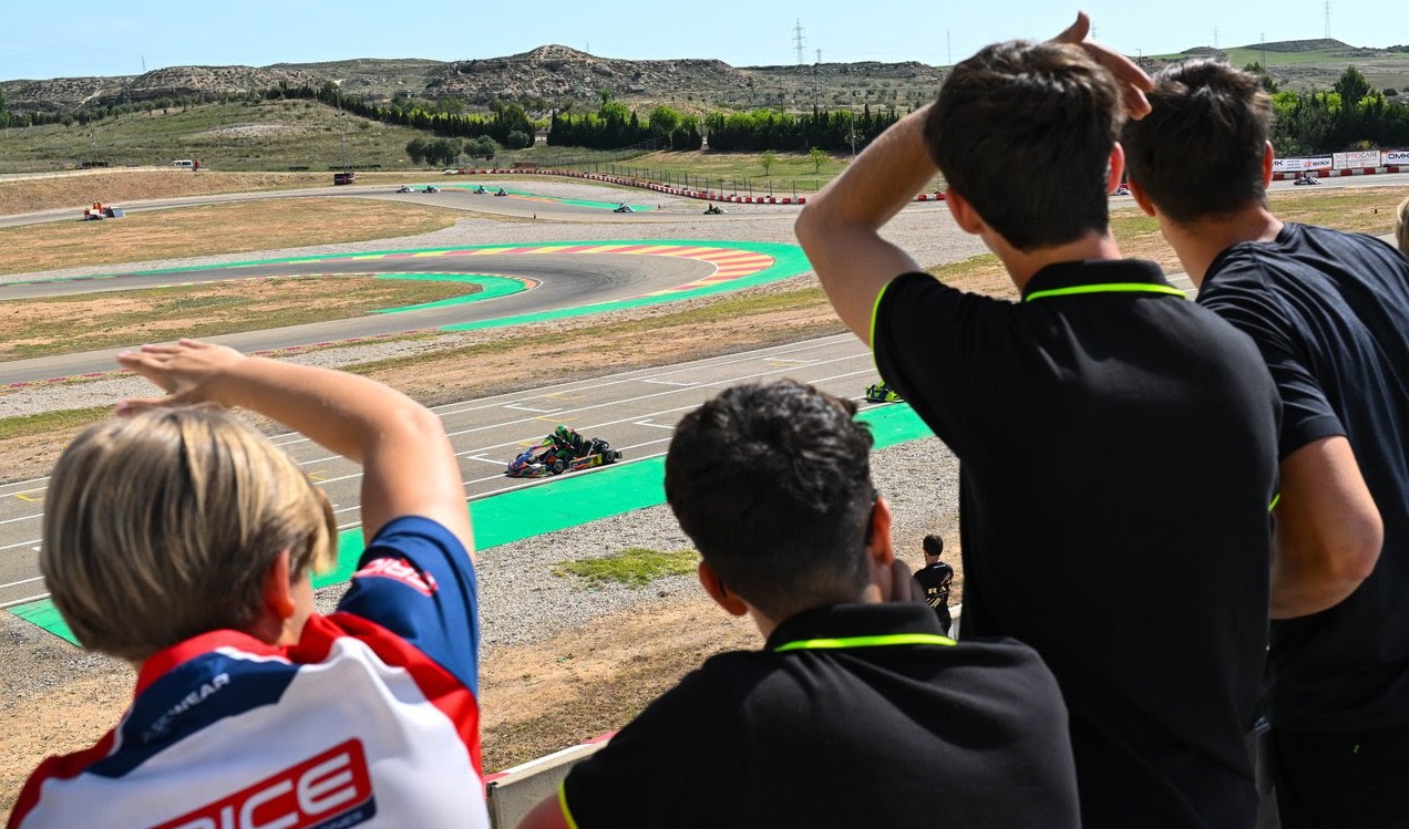 Afición viendo las carreras desde la terraza del Circuito de Karting de MotorLand Aragón. Domingo CKCV 2026./ M.A.