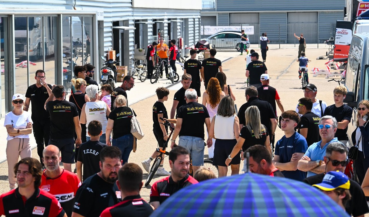 Público paseando por el paddock del Circuito de Karting de MotorLand Aragón en el CKCV./ M.A.
