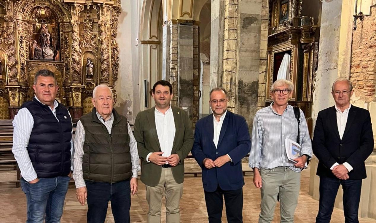 Representantes de ambas instituciones visitaron la Iglesia del Carmen./ AYTO. ALCAÑIZ