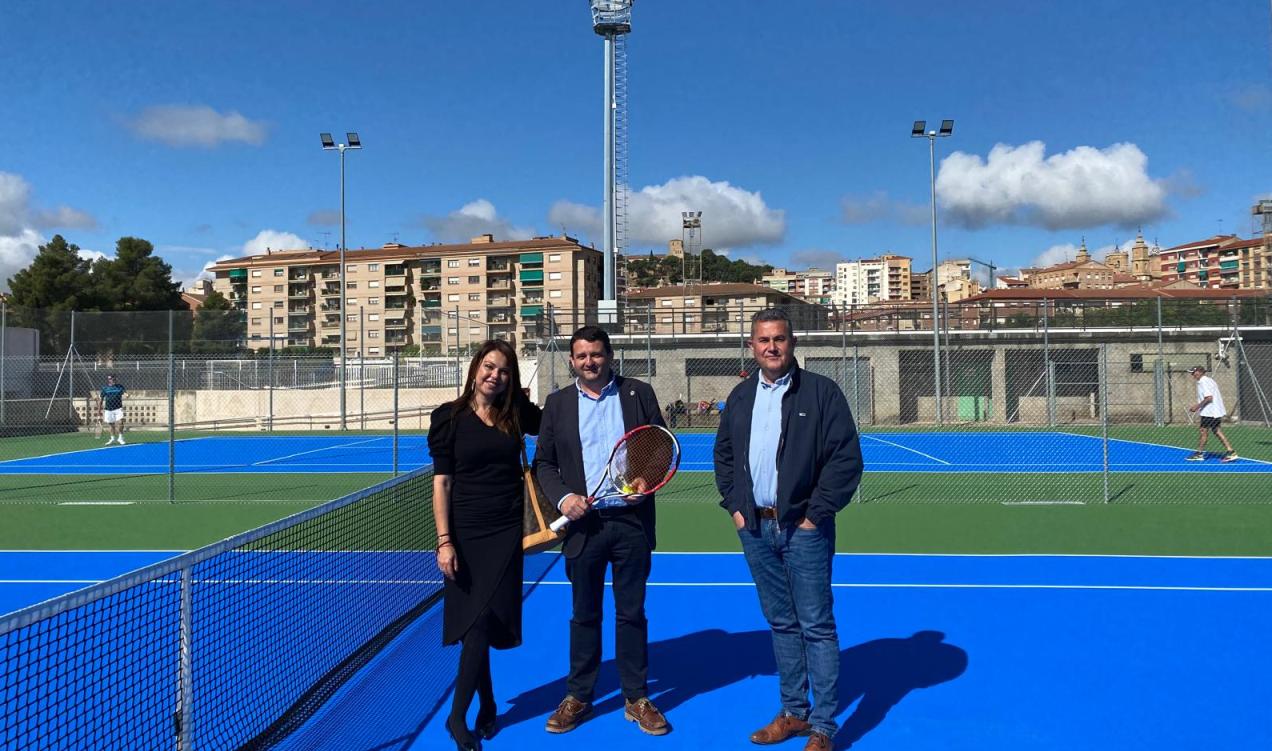 Sevilla, Estevan y Orrios en las nuevas pistas de tenis./ AYTO. ALCAÑIZ