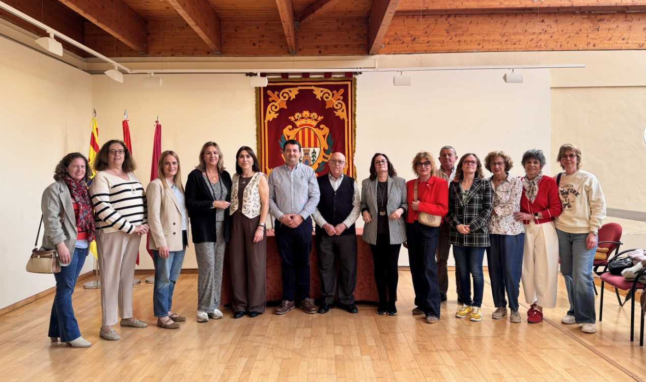 Miguel Ángel Estevan y Marta Alquézar junto a representantes de asociaciones sociales de Alcañiz./ AYTO. ALCAÑIZ
