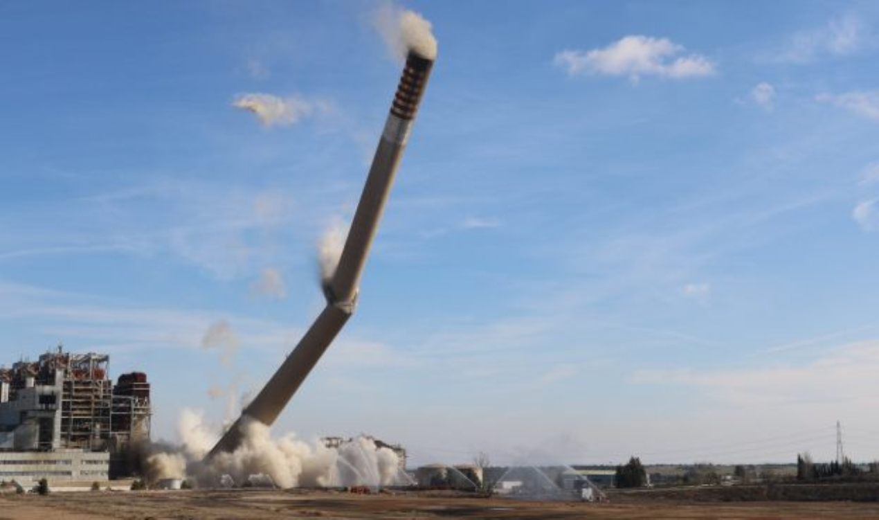Momento de la caída de la chimenea de la Central Térmica de Andorra./ Endesa