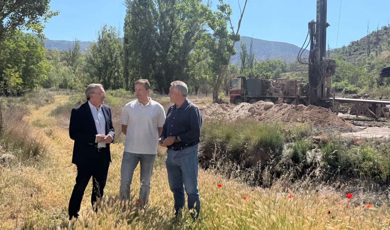Joaquín Juste y Alfredo Soriano en Riodeva junto al punto de extracción de agua./ Diputación Provincial de Teruel