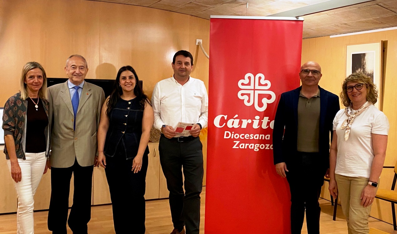 Miguel Ángel Estevan junto con representantes de la Fundación por la Inclusión Social de Cáritas Zaragoza./ Ayto. Alcañiz