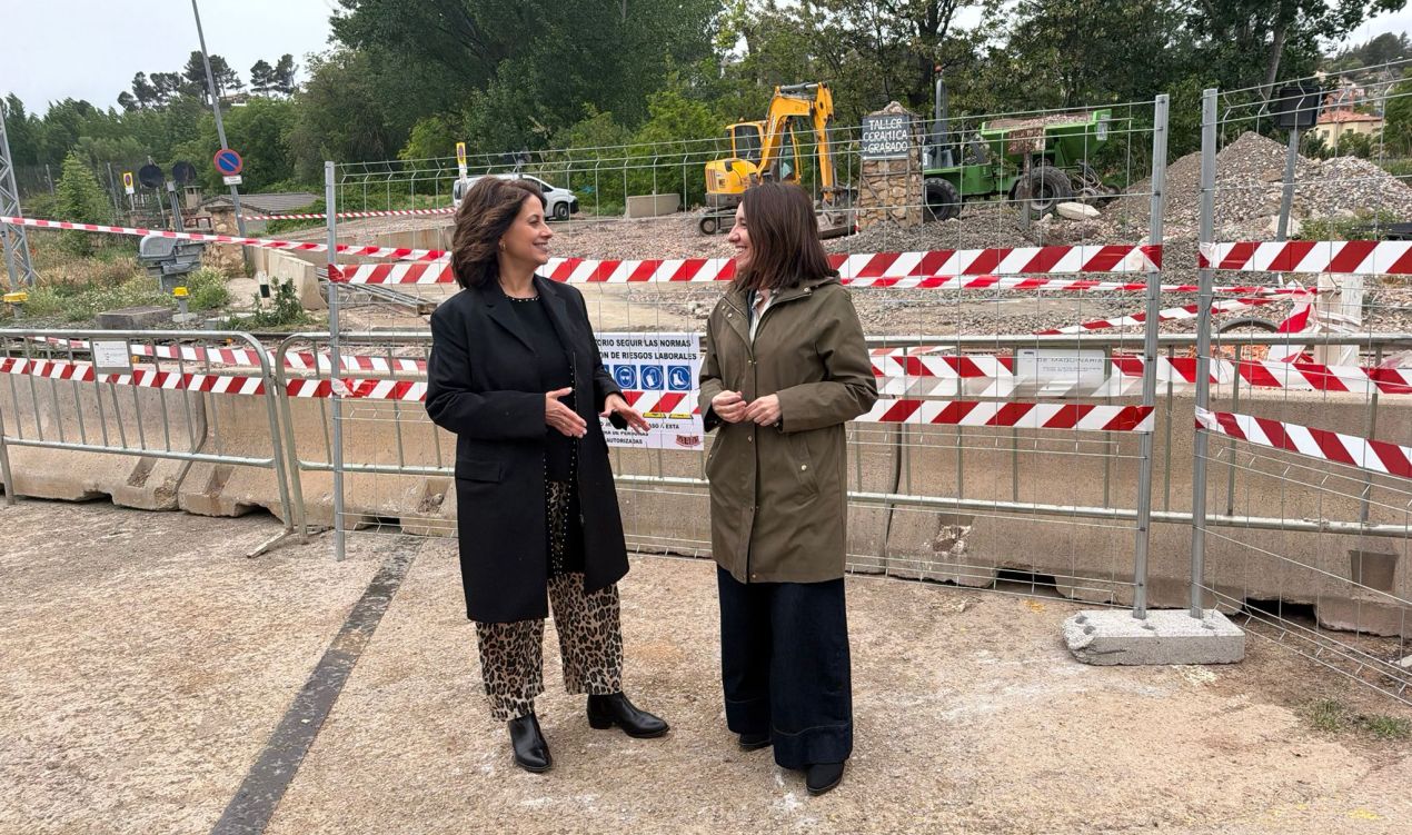 Enma Buj y Raquel Clemente junto a la infraestructura ferroviaria./ Partido Popular Teruel