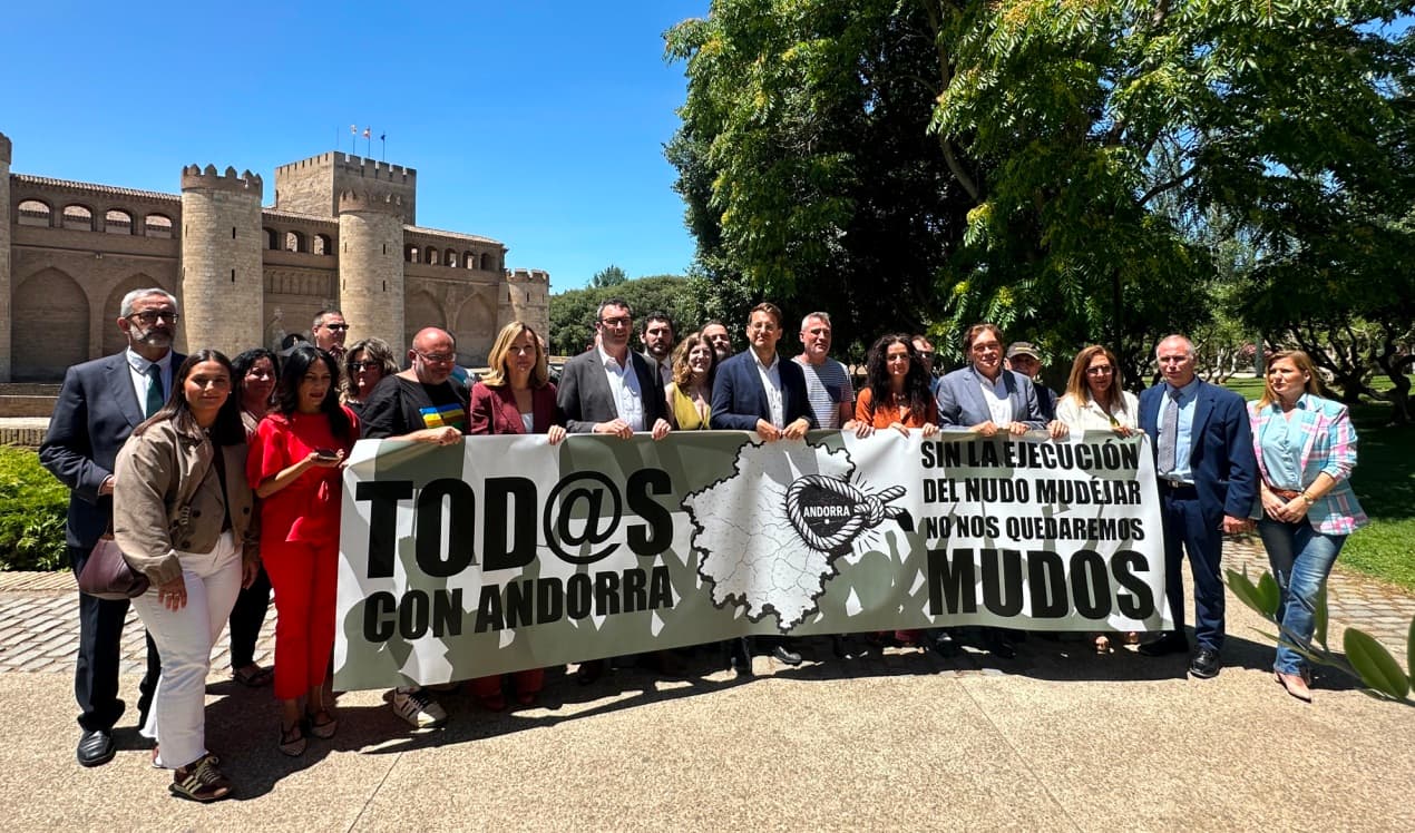 Marta Abengochea junto a otros representantes instucionales de las Cortes de Aragón./ IU Aragón
