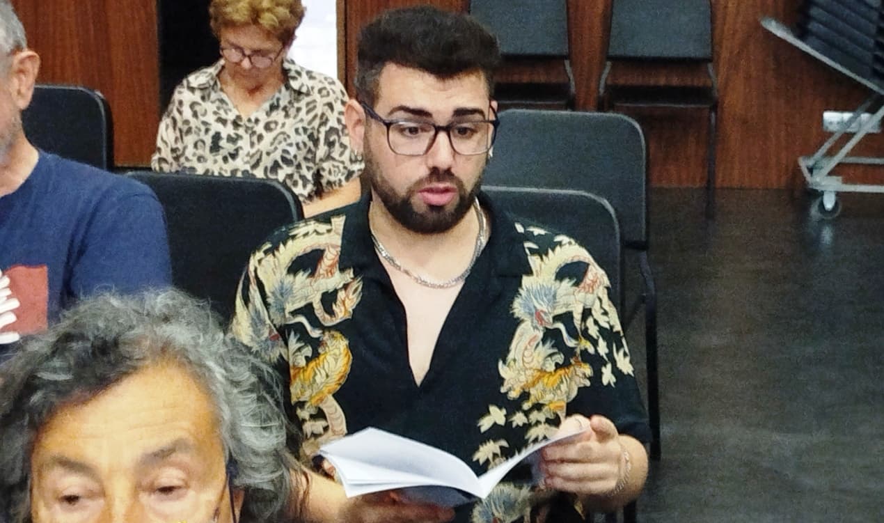 Edu Prades Lahoz, ganador en la categoría General Comarcal-Castellano, durante la lectura de su microrrelato./ Álvaro Lombarte