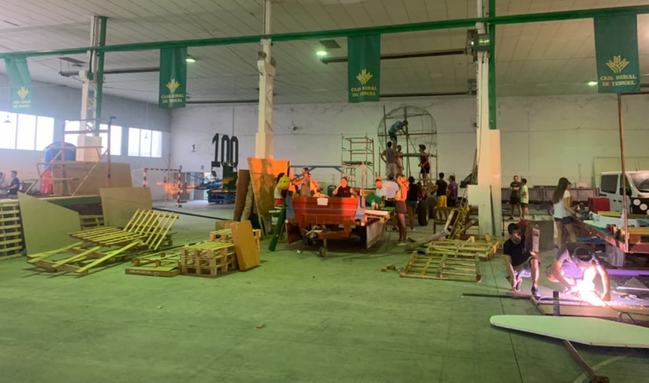 Montaje de carrozas en el recinto ferial./ AYTO. ALCAÑIZ
