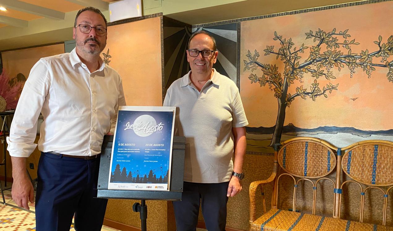 Javier Climent y David Arrufat durante la presentación del ciclo Luna de Agosto./ AYTO. ALCAÑIZ