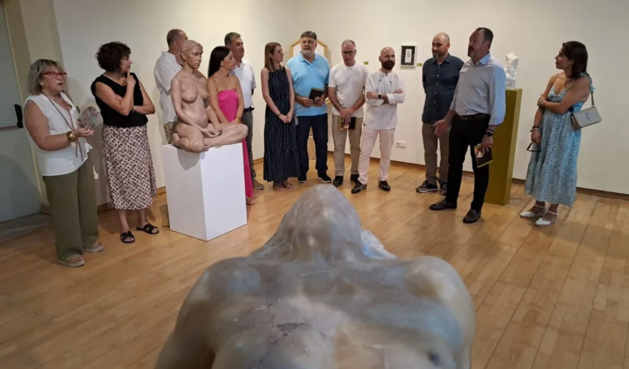 Discursos de inauguracón ante ‘Resistencia’, obra creada por Egea en el Centro Integral del Alabastro de Albalate./ Diario de Teruel