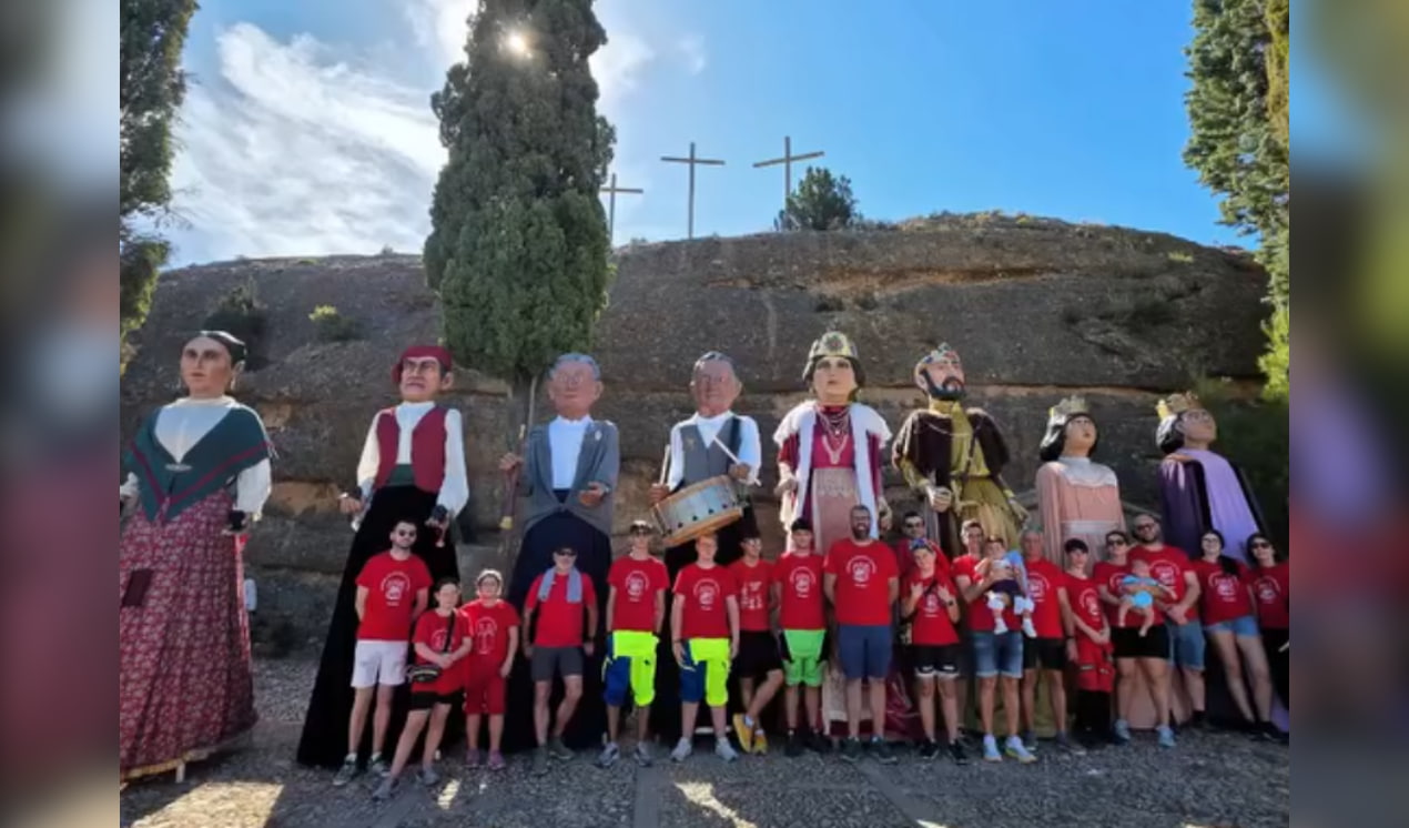 Comparsa de gigantes en la Subida al Calvario./ Paco Climent
