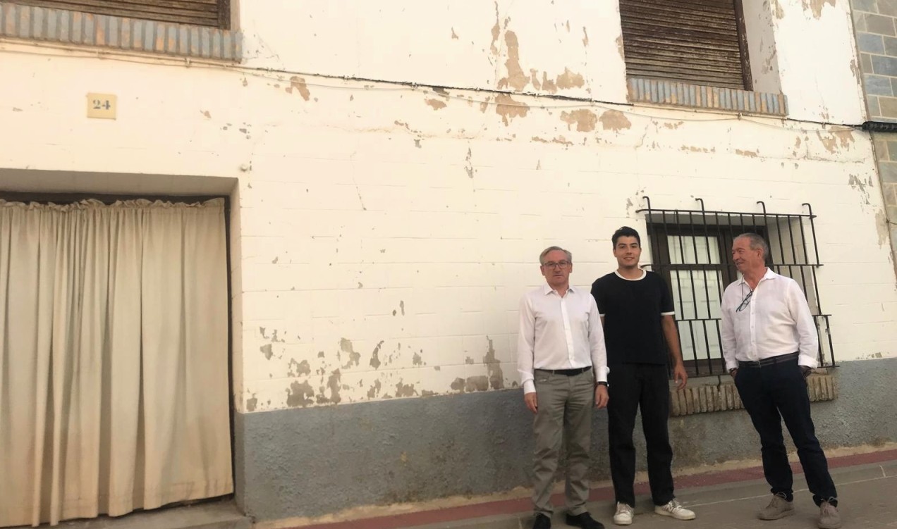 Juste, el diputado Francisco Narro y el alcalde de Loscos Miguel Bailo, en la casa en la que se rehabilita este año./ DPT