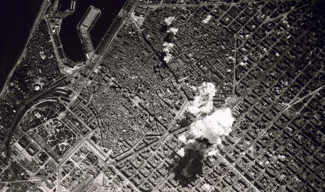 Imagen tomada desde un bombardero italiano de las explosiones en el centro de Barcelona, 17 de marzo de 1938./ FUERZA AÉREA ITALIANA