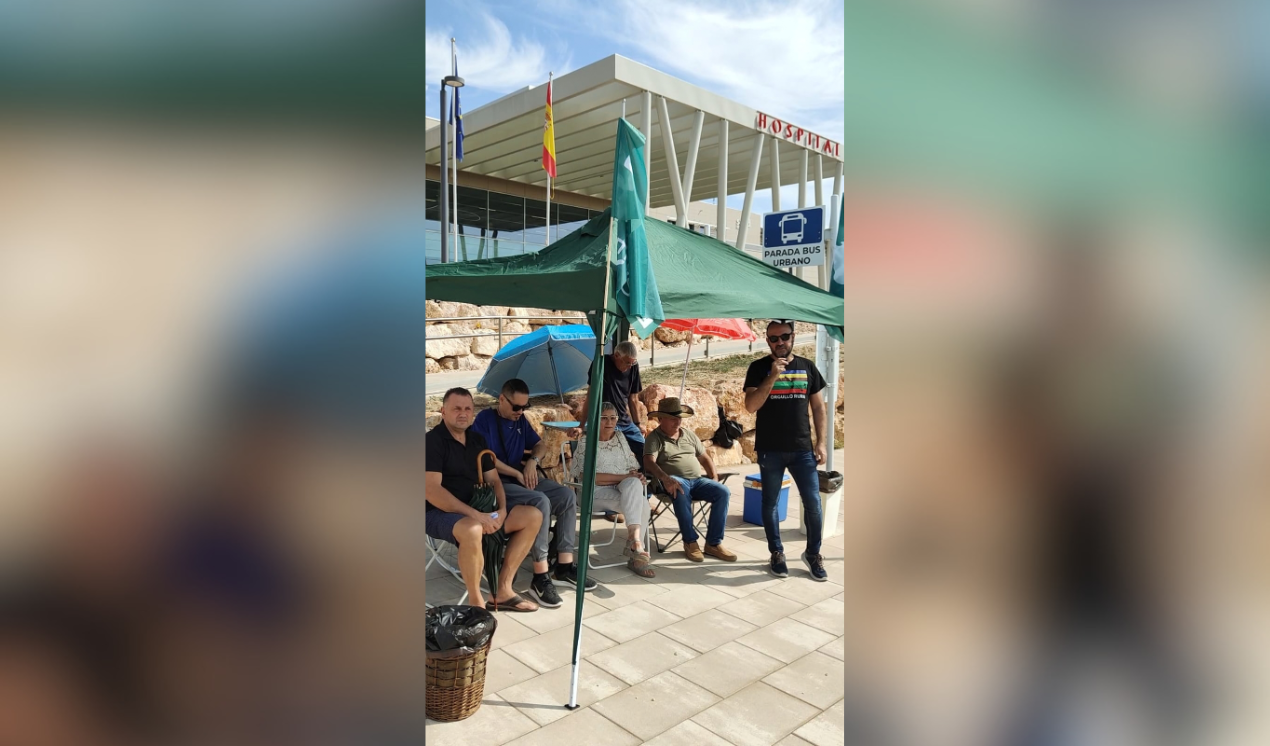 Varios miembros de Teruel Existe en la puerta del hospital de Alcañiz./ TE