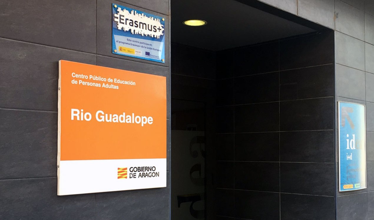 Entrada Escuela Adultos Río Guadalope de Alcañiz./ CPEPA R.G.