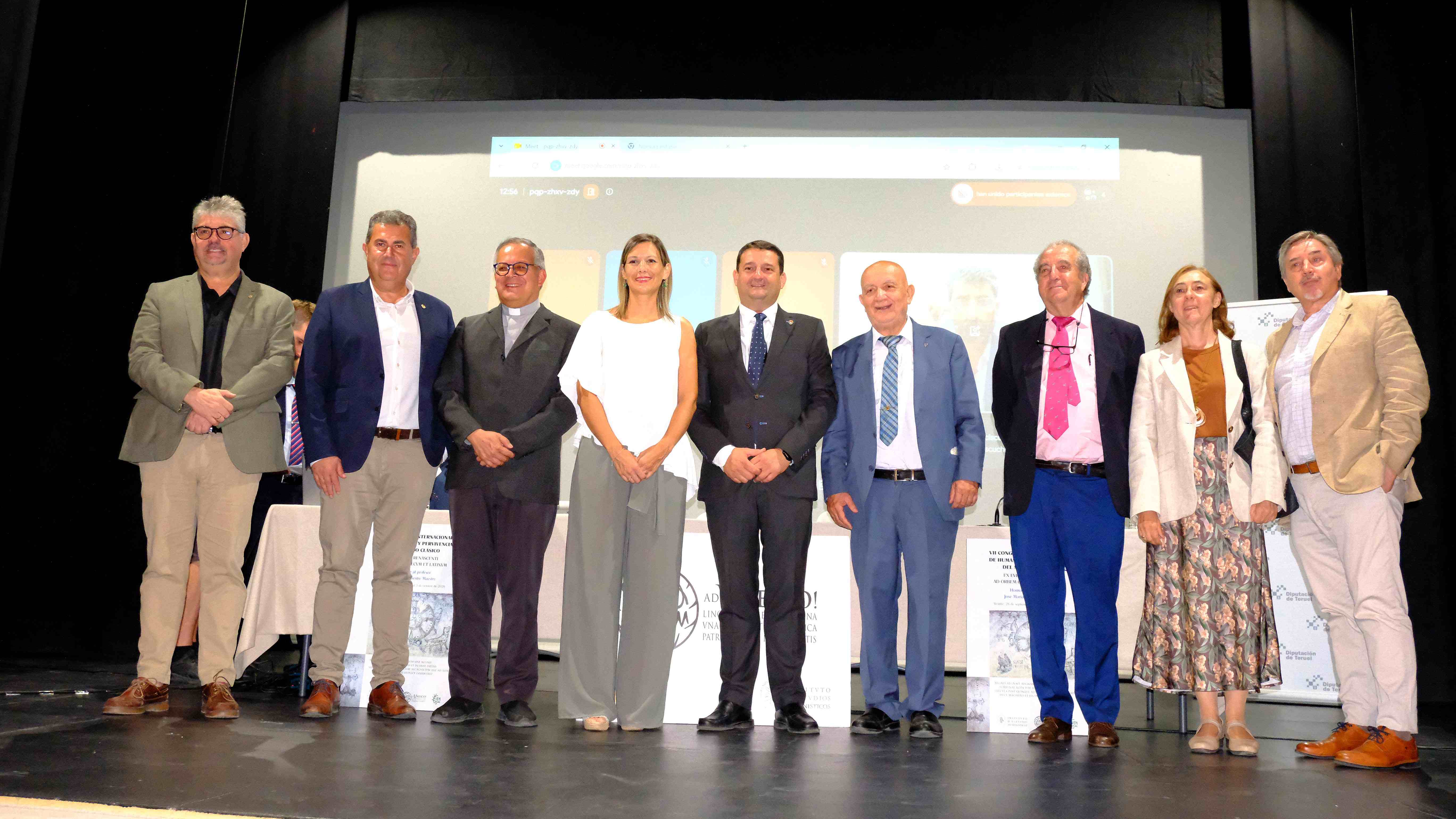 Autoridades comarcales y municipales acompañan al homenajeado (cuarto por la derecha) en la presentación del evento./ Ayto. de Alcañiz