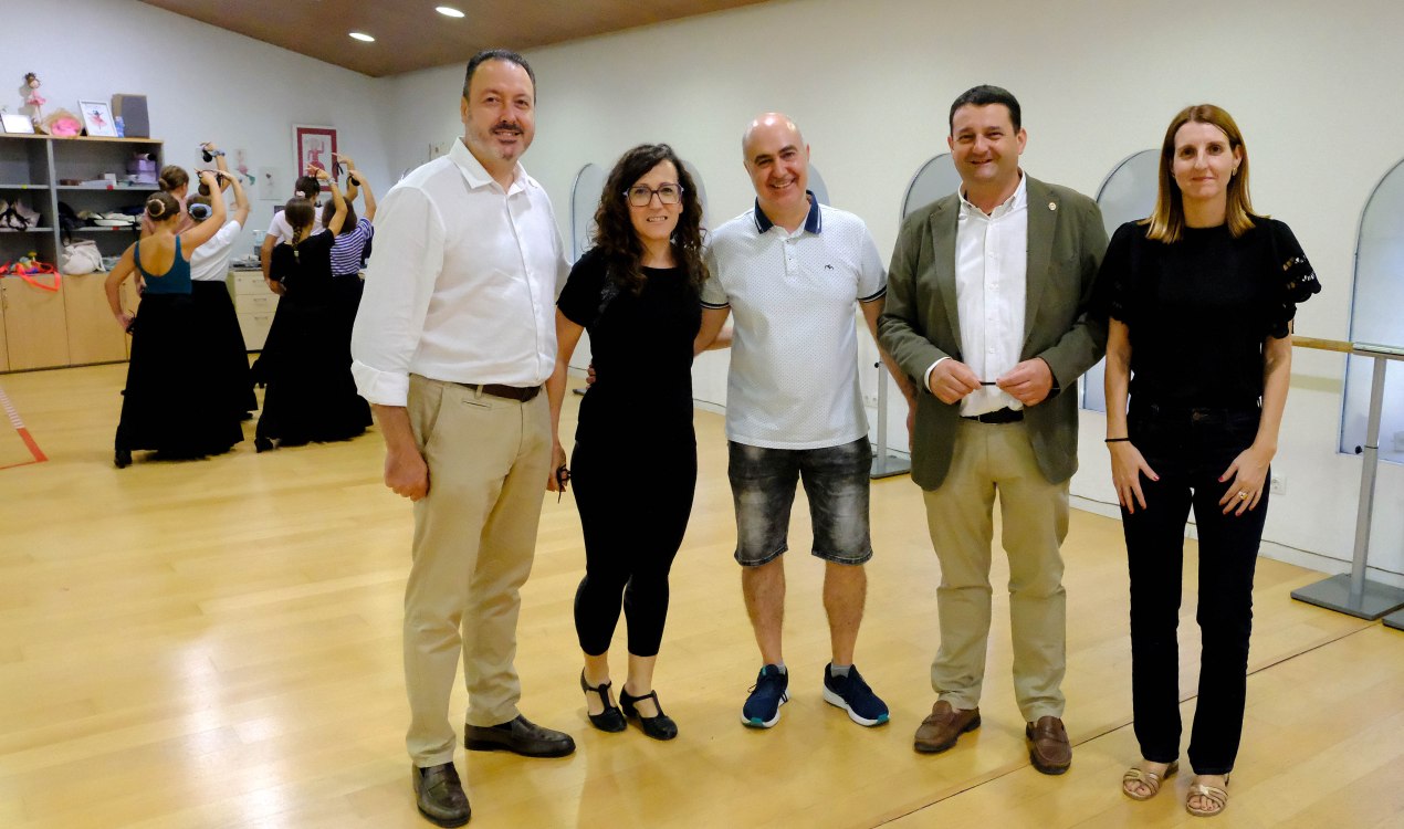 Visita a la Escuela de Música y Danza por el alcalde de Alcañiz, Miguel Ángel Estevan, y los concejales de Cultura y de Educación, Infancia y Juventud, Javier Climent y Anabel Fernández, respectivamente, acompañados del director del centro, Sergio Alloza./ Ayto. Alcañiz