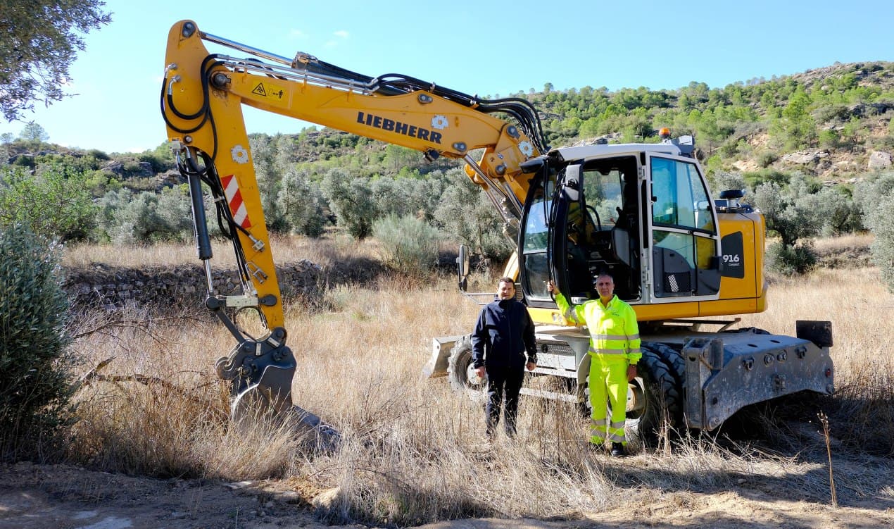 Miguel Ángel Estevan y Ramiro Domínguez en el camino rural de Val de Judíos./ Ayto. Alcañiz