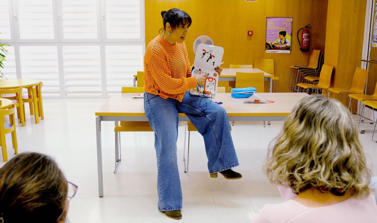 Marta Alquézar durante la impartición de instrucciones para el manejo de los DEA./ Ayto. Alcañiz